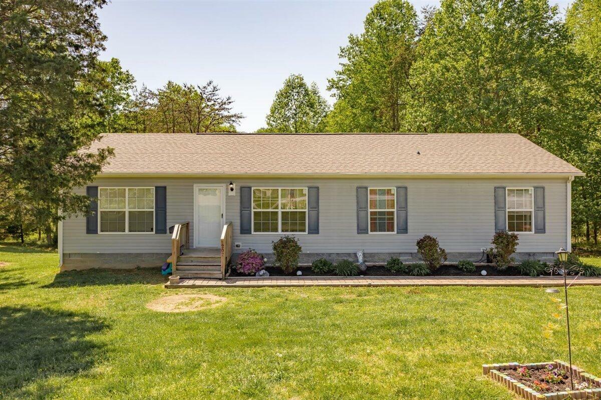 Property Photo:  207 Oakridge Dr  VA 24174 