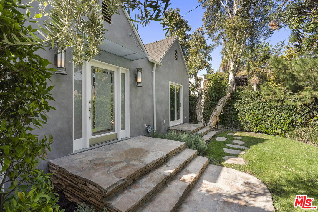 Property Photo:  363  Huntley Dr  CA 90048 