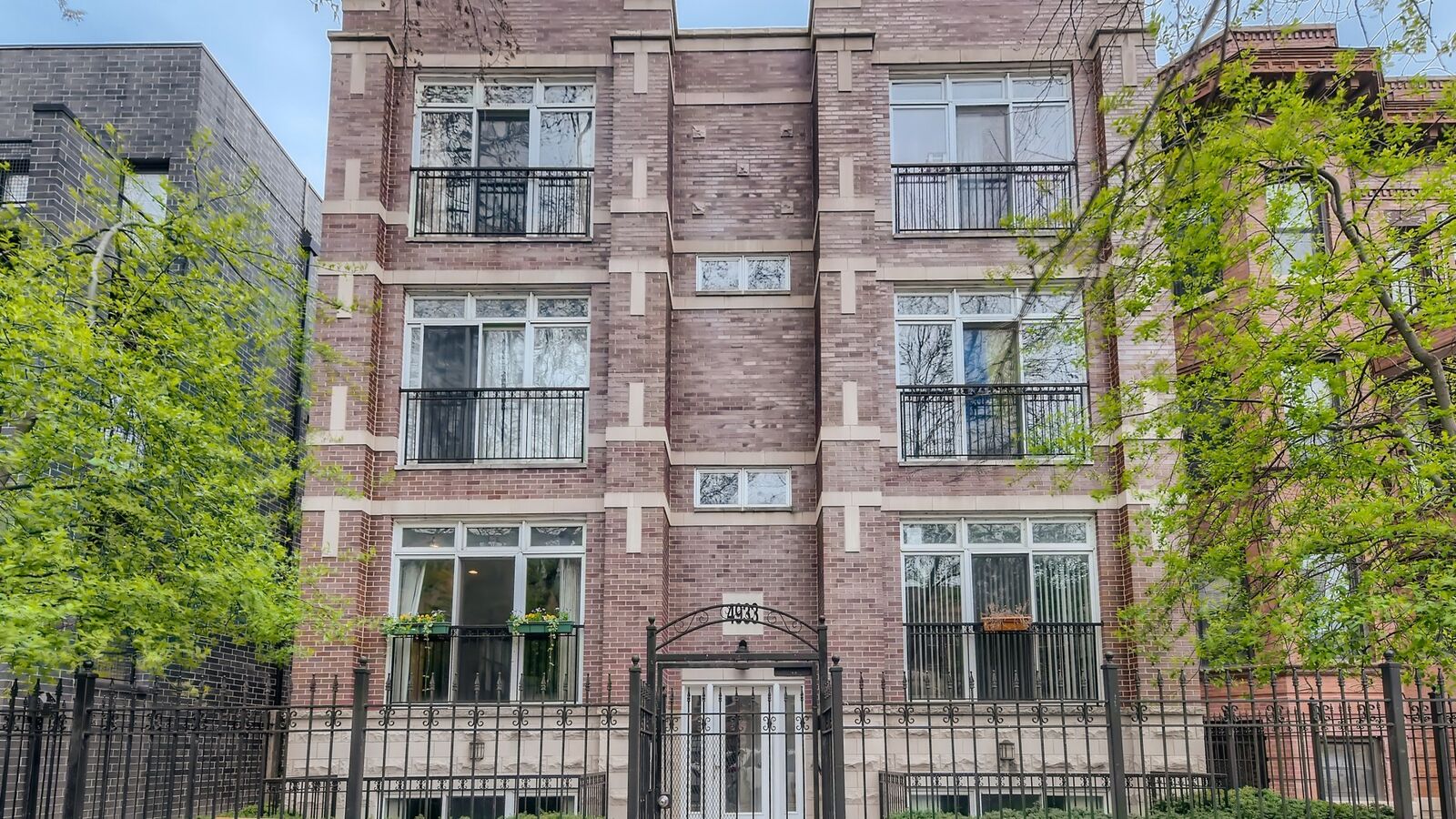 Property Photo: 4933 N Winthrop Avenue 1N IL 60640