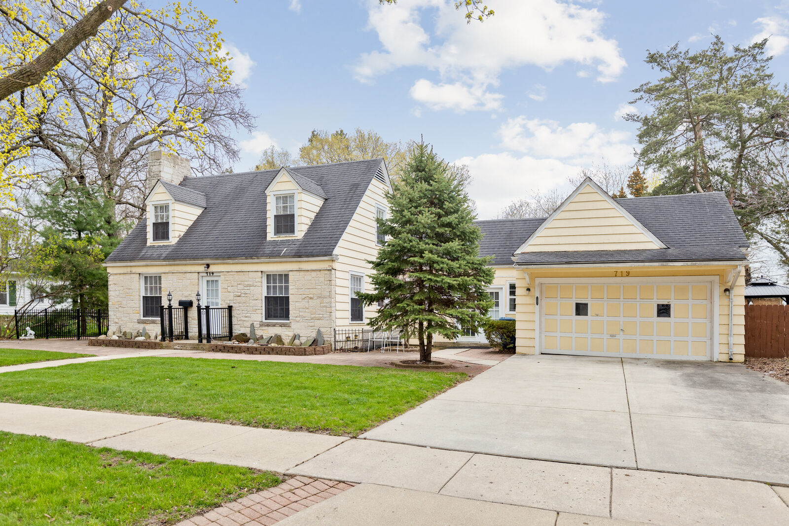 Property Photo: 719 Liberty Street IL 60118