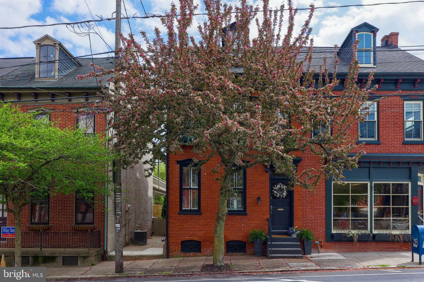 Property Photo: 448 W Walnut Street PA 17603