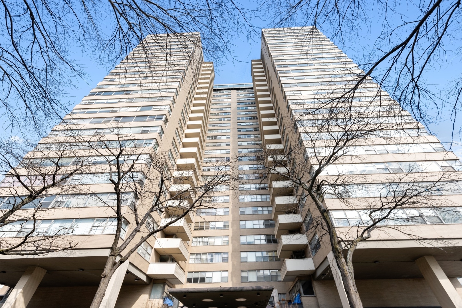Property Photo: 6301 N Sheridan Road 21K IL 60660