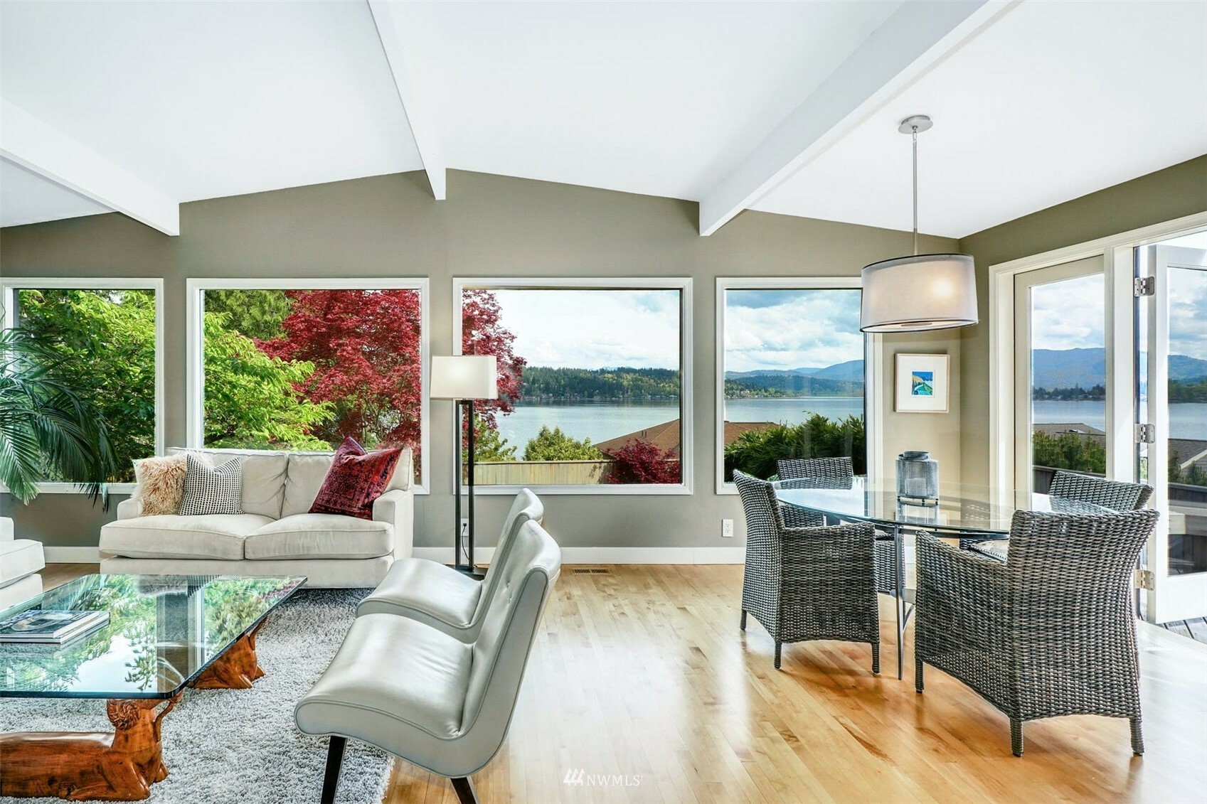 Property Photo:  2506 W Lake Sammamish Parkway SE  WA 98008 