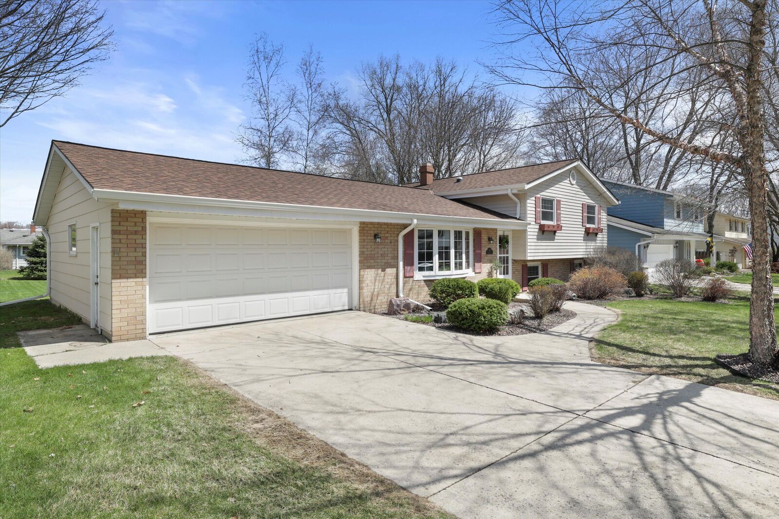 Property Photo:  138 Laurel Dr S  WI 53095 