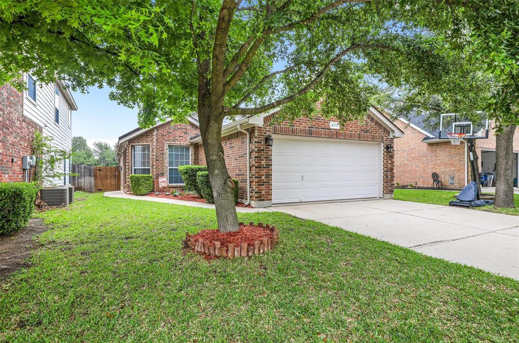 Property Photo: 2717 Lynx Lane TX 76244