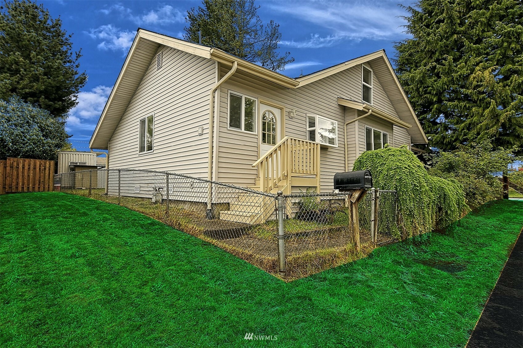 Property Photo:  2001 Pine Street  WA 98201 