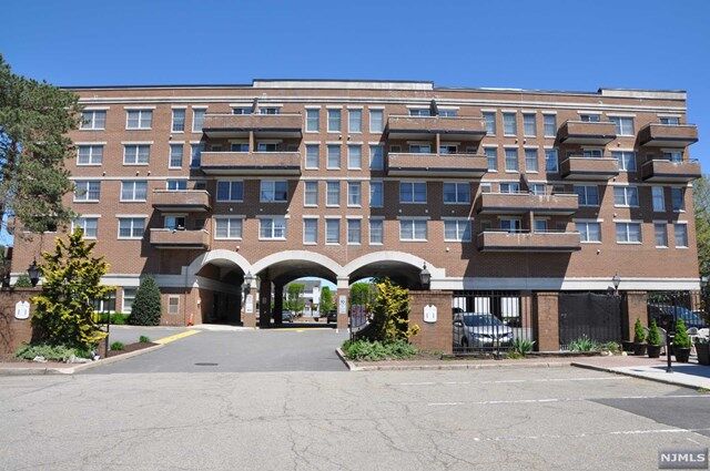 Property Photo:  32 Iron Forge Square  NJ 07442 