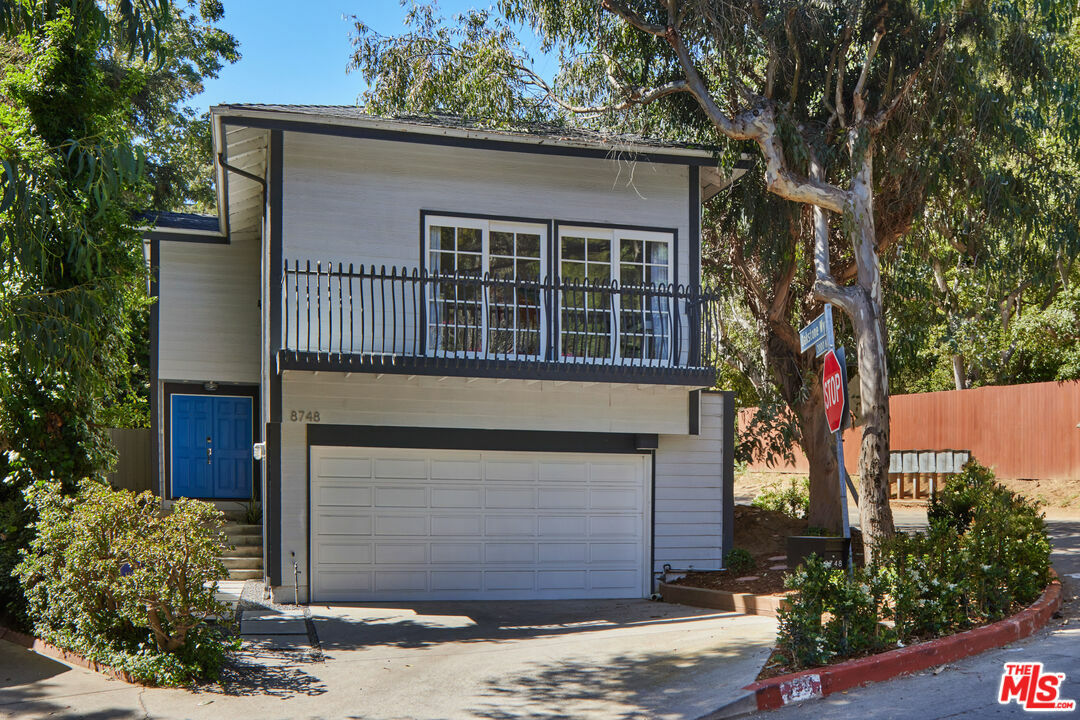 Property Photo:  8748   Lookout Mountain Ave  CA 90046 