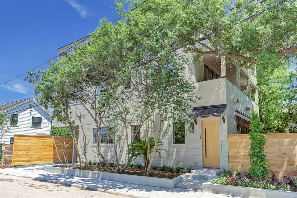 Property Photo: 802 Damon Court TX 77006