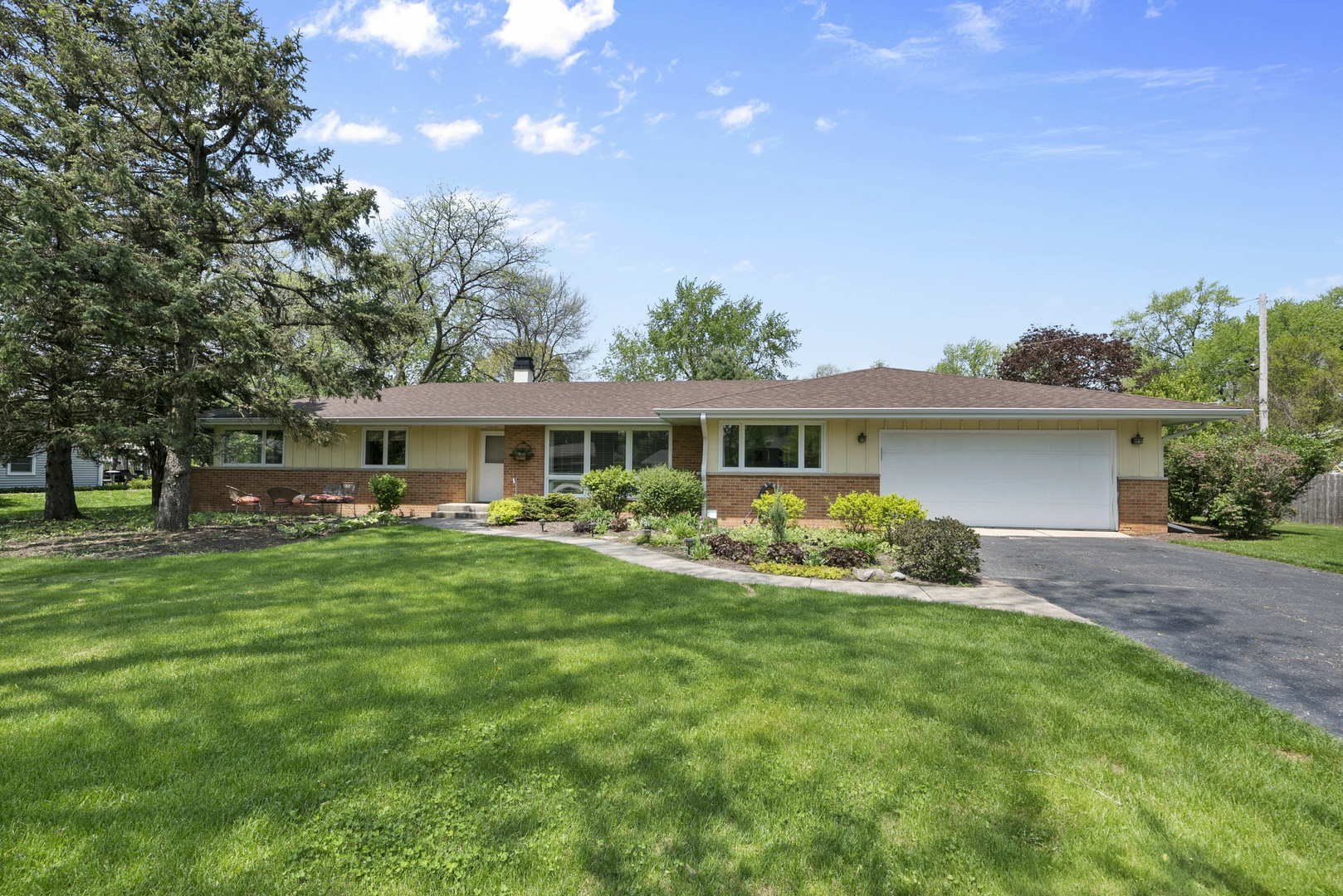 Property Photo:  26W534 Knoll Court  IL 60190 