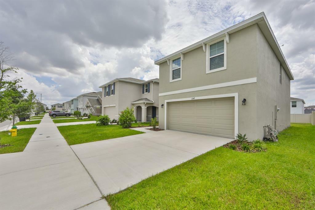 Property Photo:  12147 White Cypress Place  FL 33569 