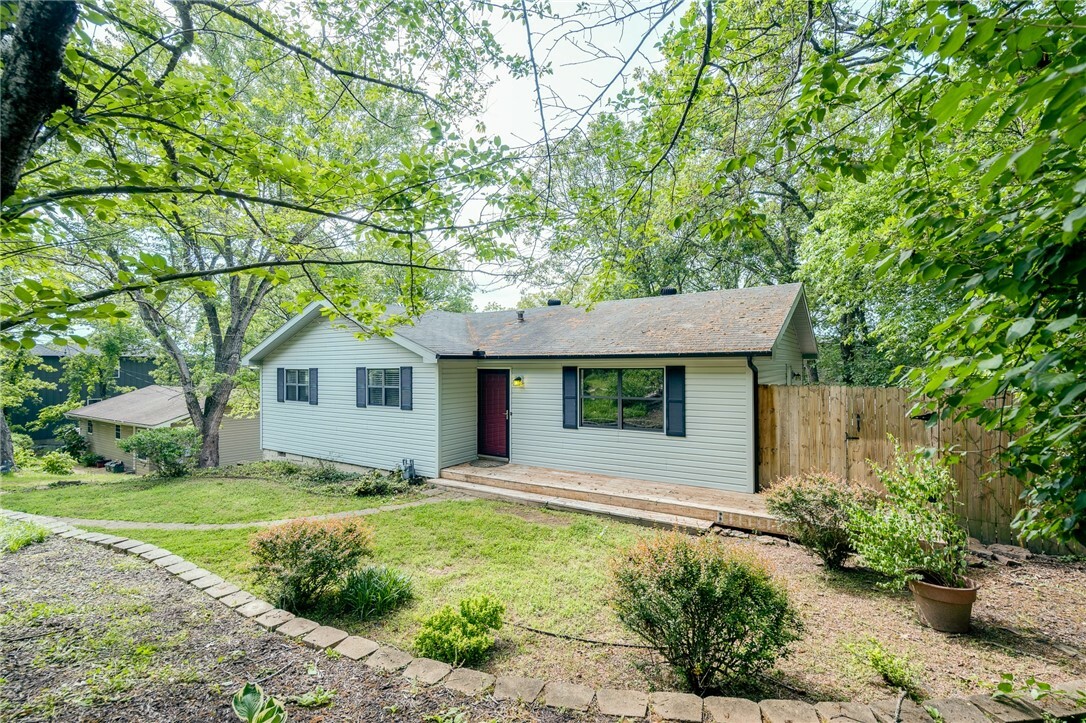 Property Photo:  1611 E 5th Street  AR 72701 