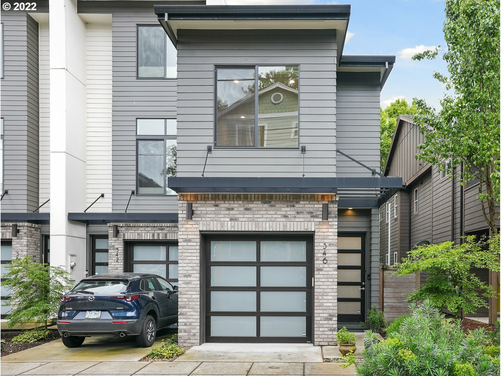 Property Photo: 346 N Ivy St OR 97227