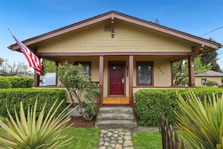 Property Photo:  707 E Arcadia Avenue  WA 98584 