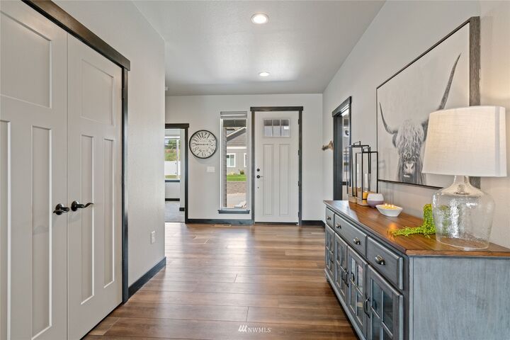 Property Photo: 827 S Mary Avenue WA 98802