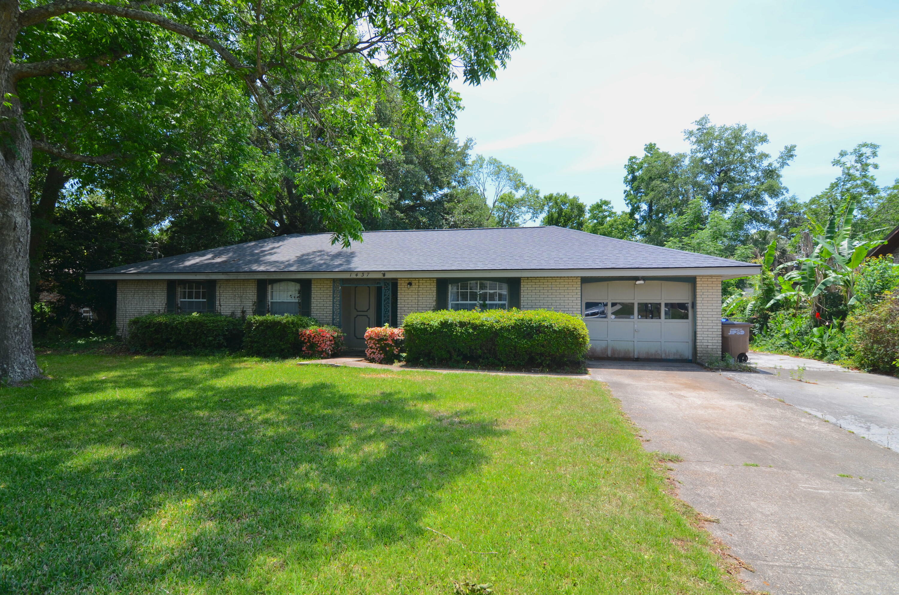 Property Photo:  1437 Kentwood Circle  SC 29412 