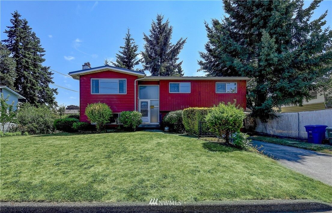 Property Photo:  3515 NE 10th Place  WA 98056 