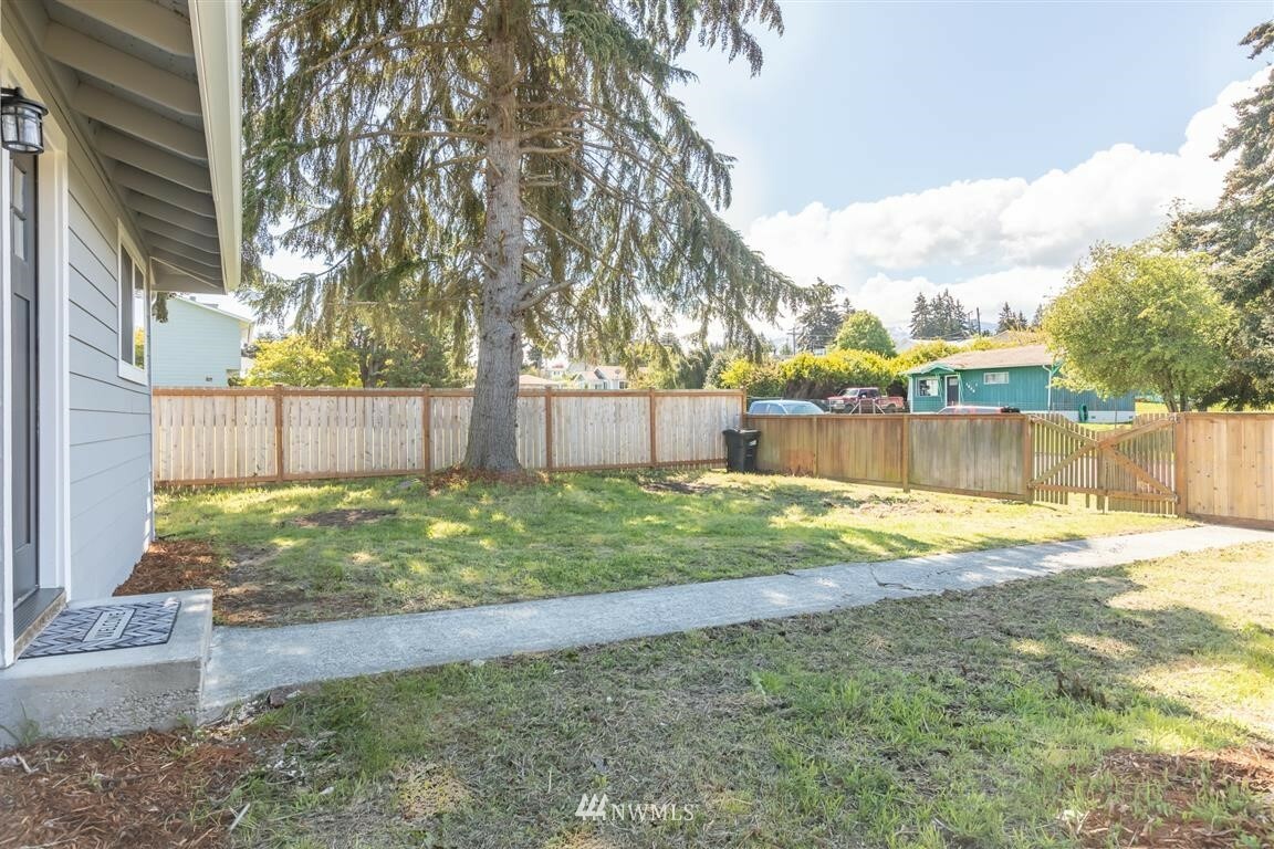 Property Photo:  1923 W 6th Street  WA 98362 