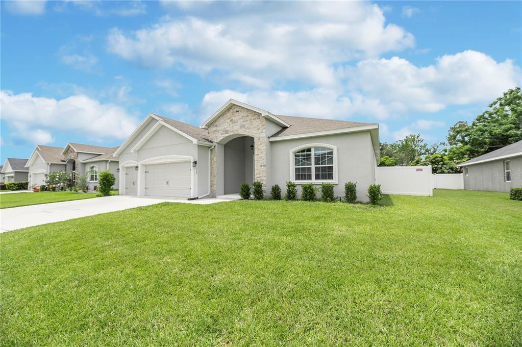 Property Photo: 110 Eloise Oaks Drive FL 33884