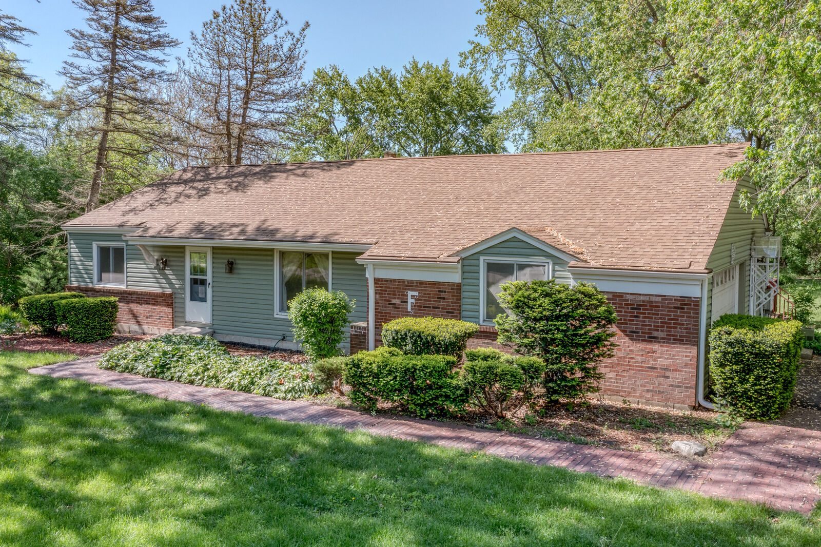 Property Photo: 735 Hillcrest Drive IL 60118