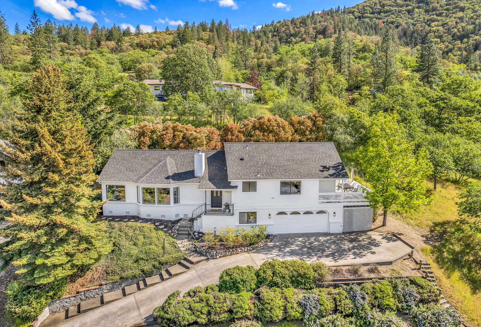 Property Photo: 1750 Crestview Drive OR 97520