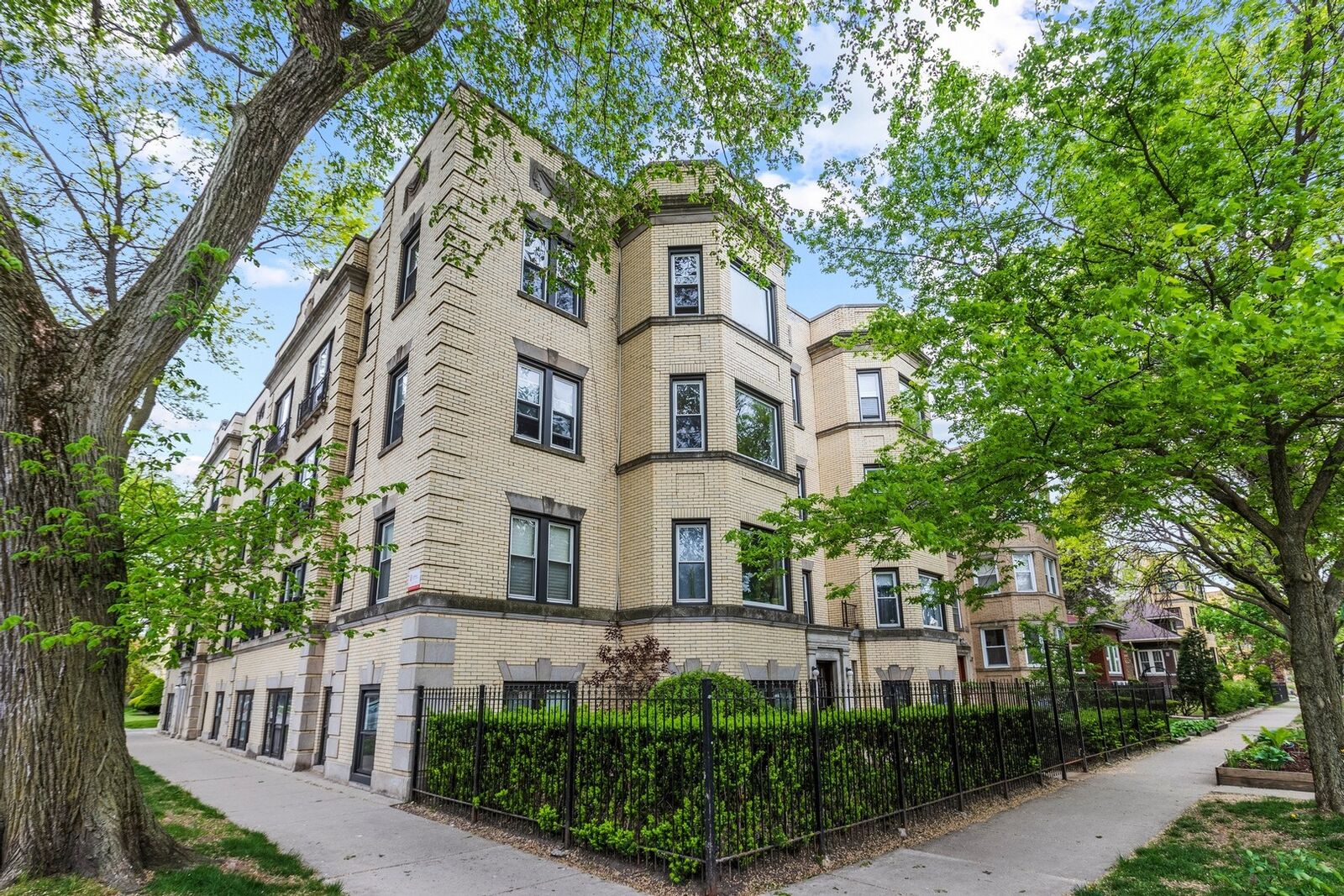 Property Photo: 2003 W Arthur Avenue 2N IL 60645
