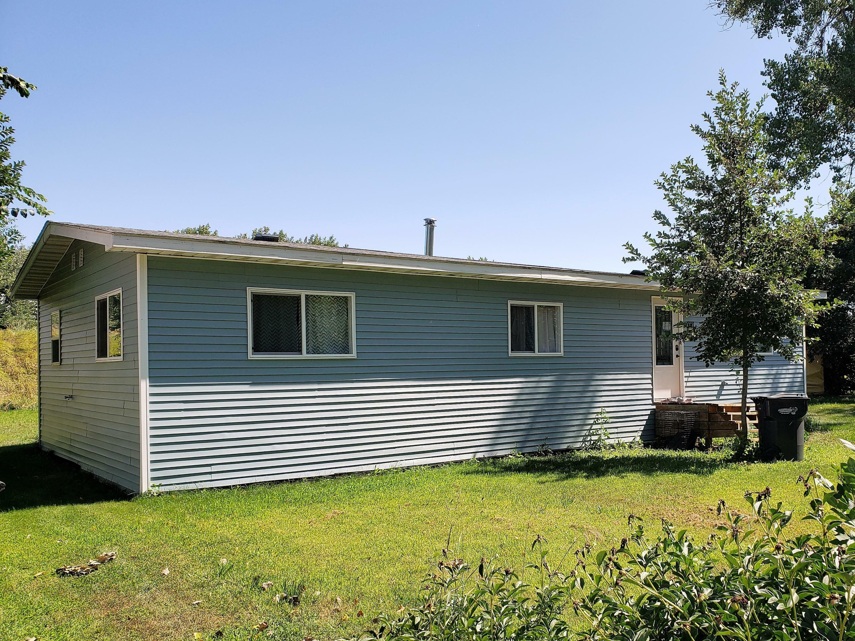 Property Photo:  911 S Woodland Drive  ND 58554 