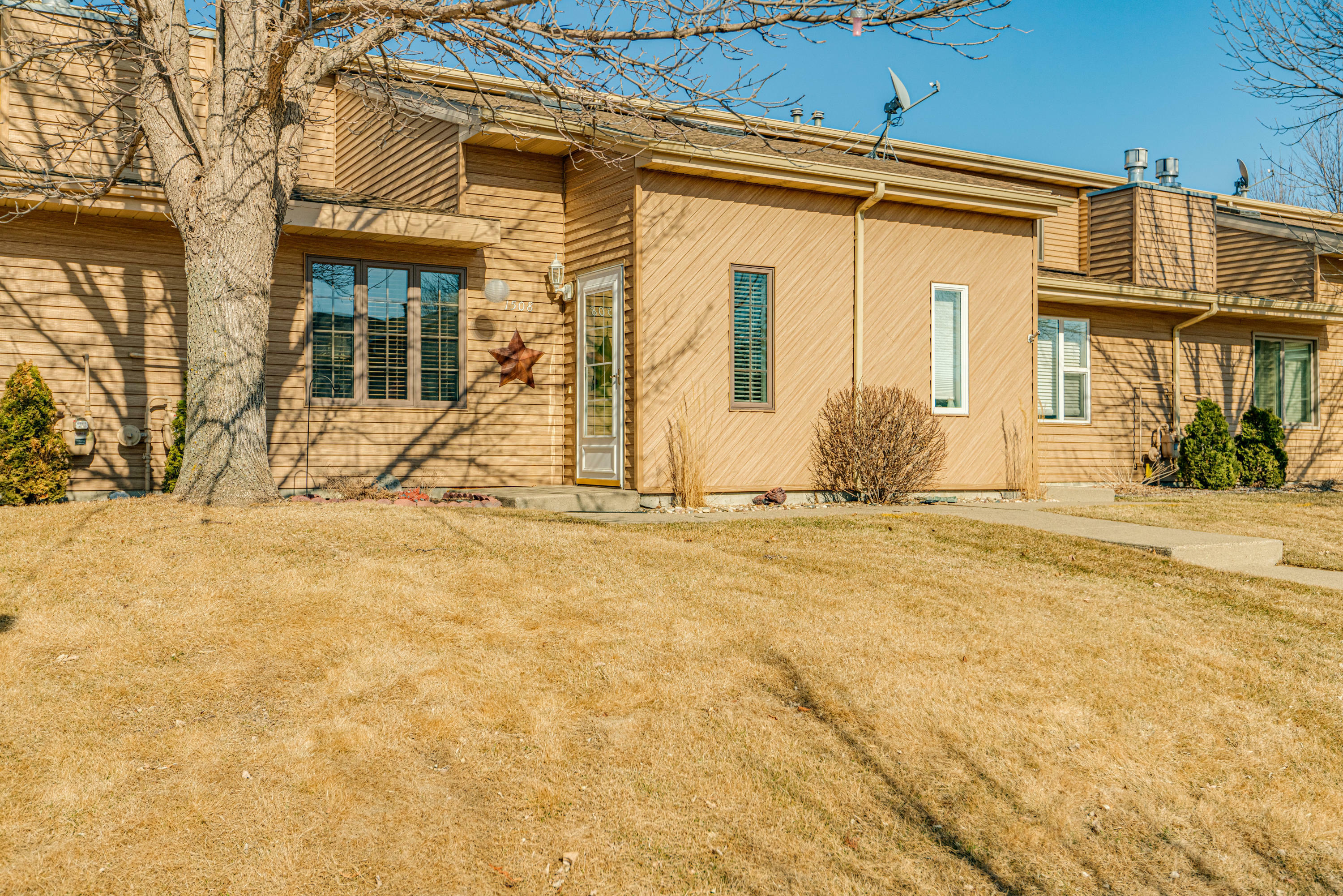 Property Photo:  1508 Cimarron Drive  ND 58503 