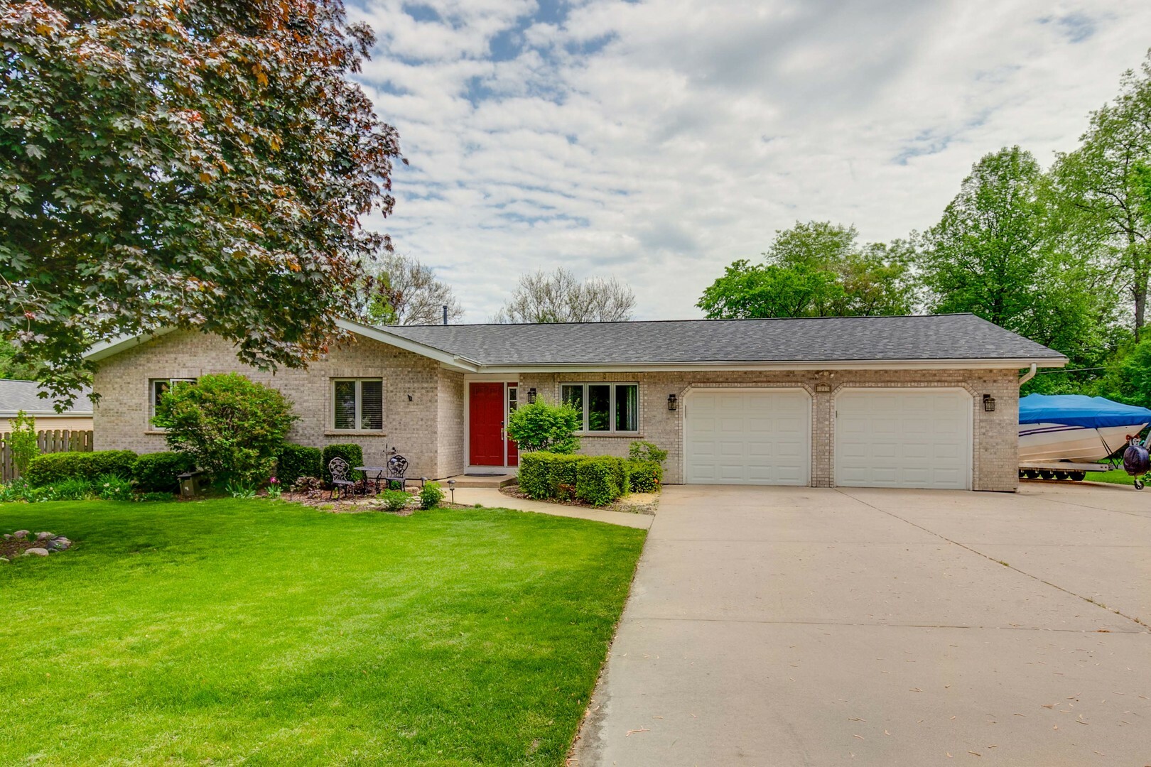 Property Photo: 1213 Meadow Drive IL 60102