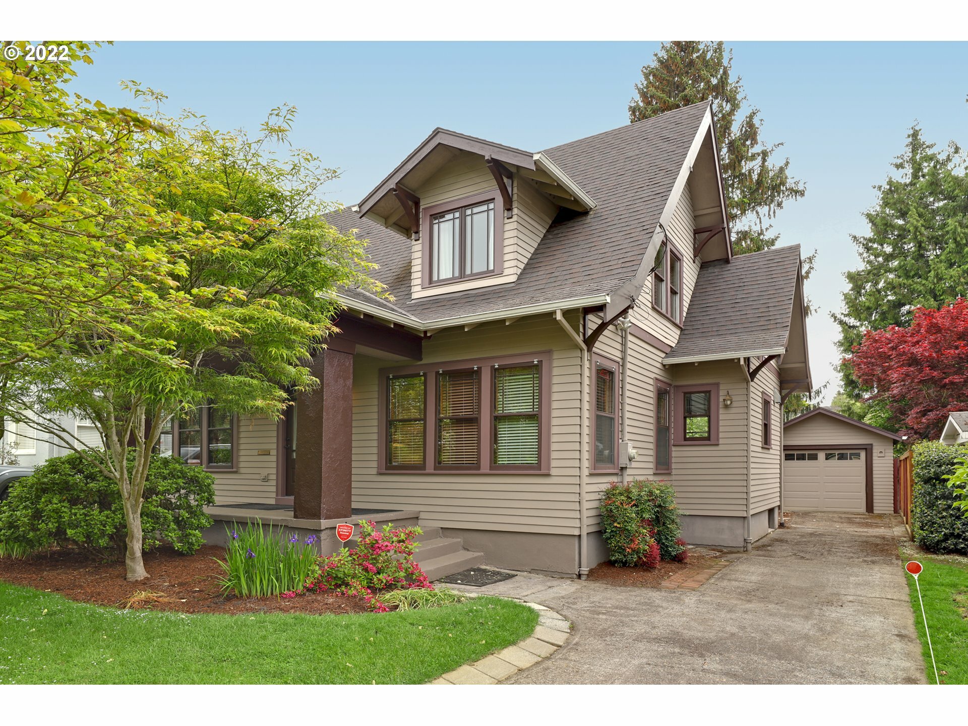 Property Photo: 218 SE 44th Ave OR 97215
