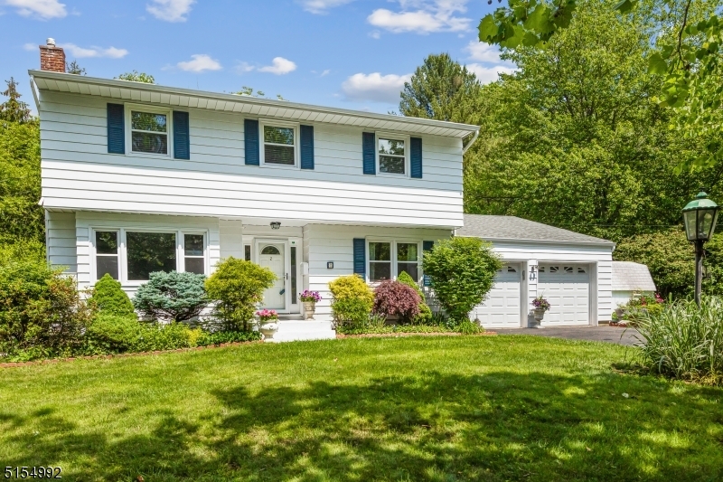 Property Photo:  2 Franklin Ct  NJ 07922 