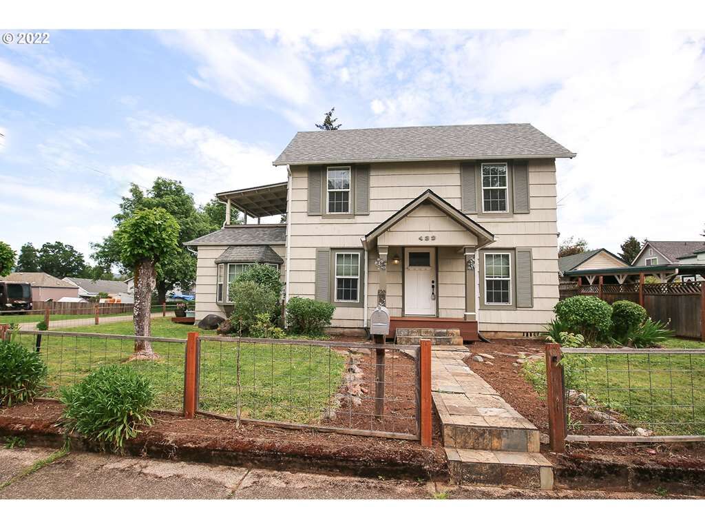 Property Photo: 432 N 10th St OR 97424