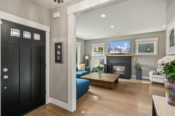 Property Photo:  2919 Mayfair Avenue N  WA 98109 