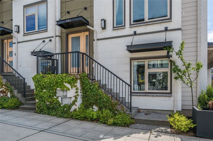 Property Photo: 904 7th Avenue NE WA 98029