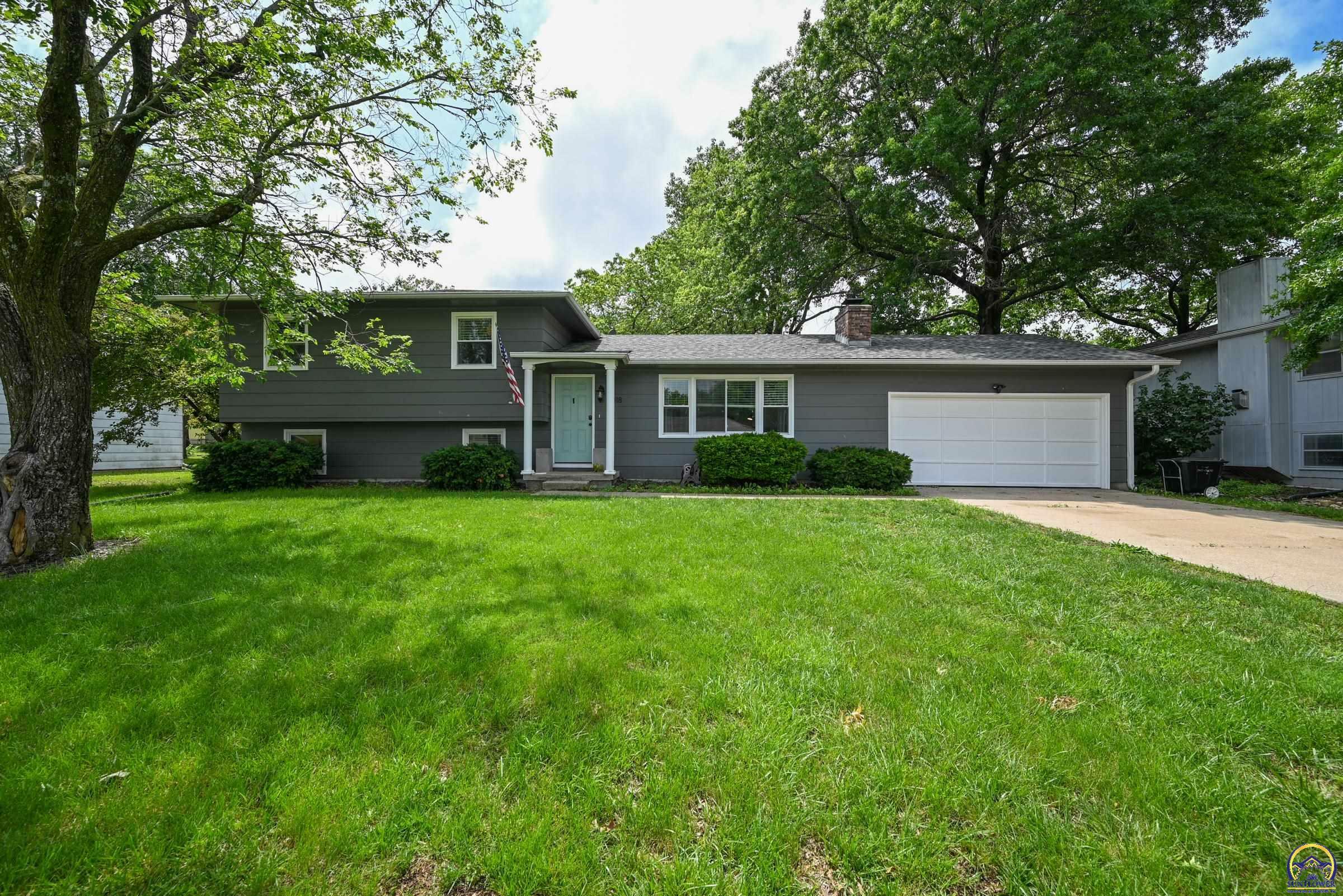 Property Photo:  1018 S Elm St  KS 66067 