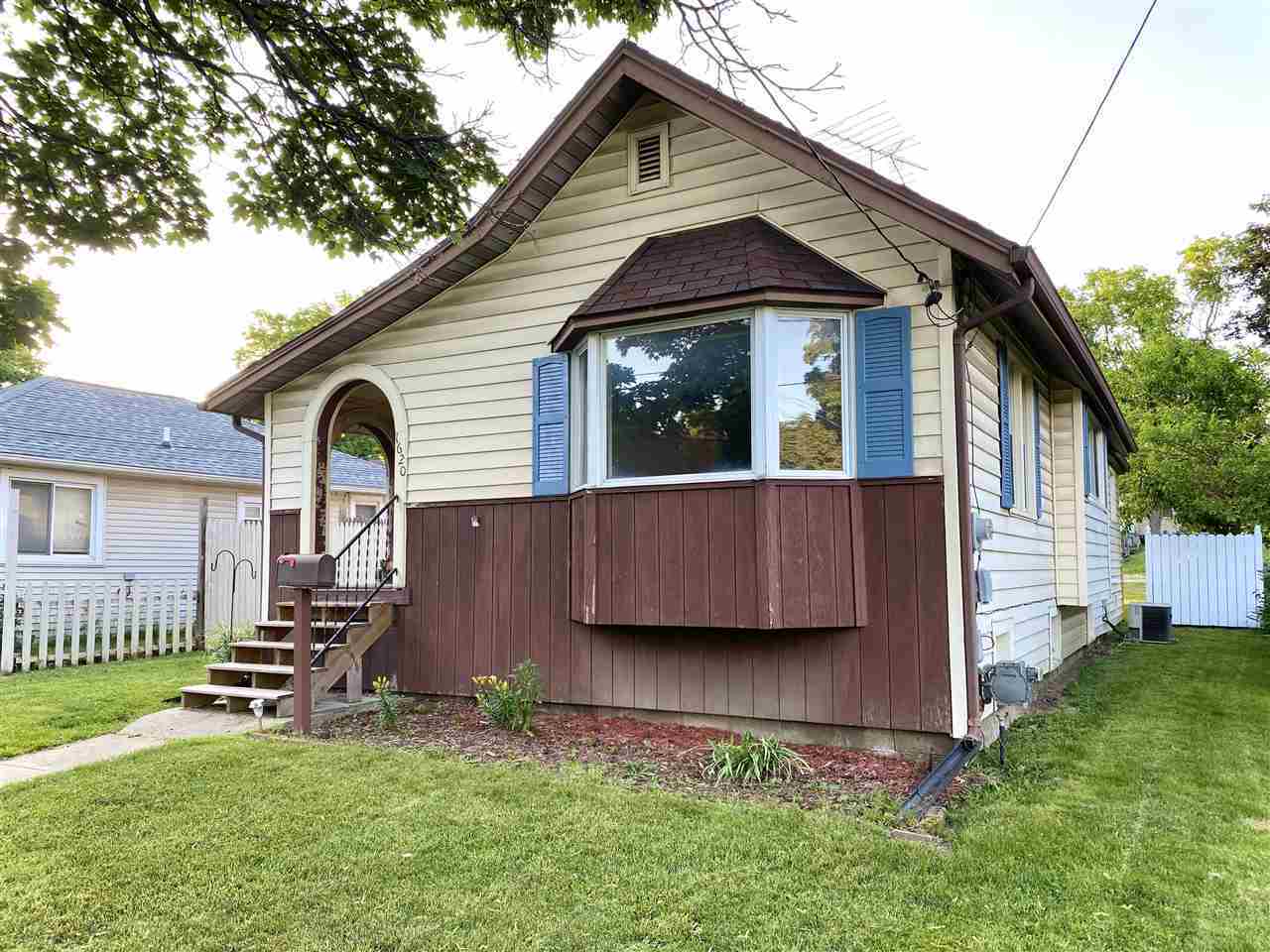 Property Photo:  1620 W Main St  MI 48867 