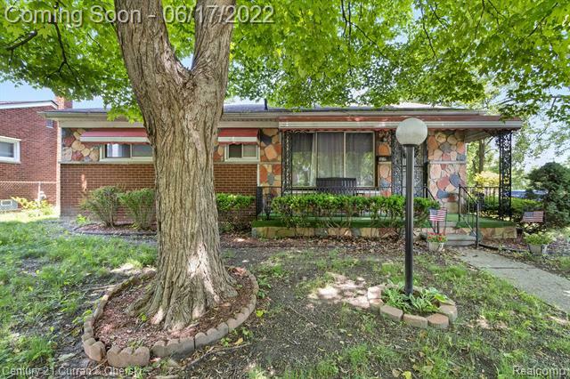 Property Photo:  655 Riverside Street  MI 48342 