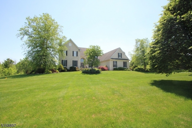 Property Photo:  12 Tullamore Ct  NJ 08551 