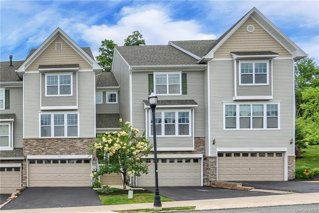 Property Photo:  1410 Hawthorn Way  NY 12553 