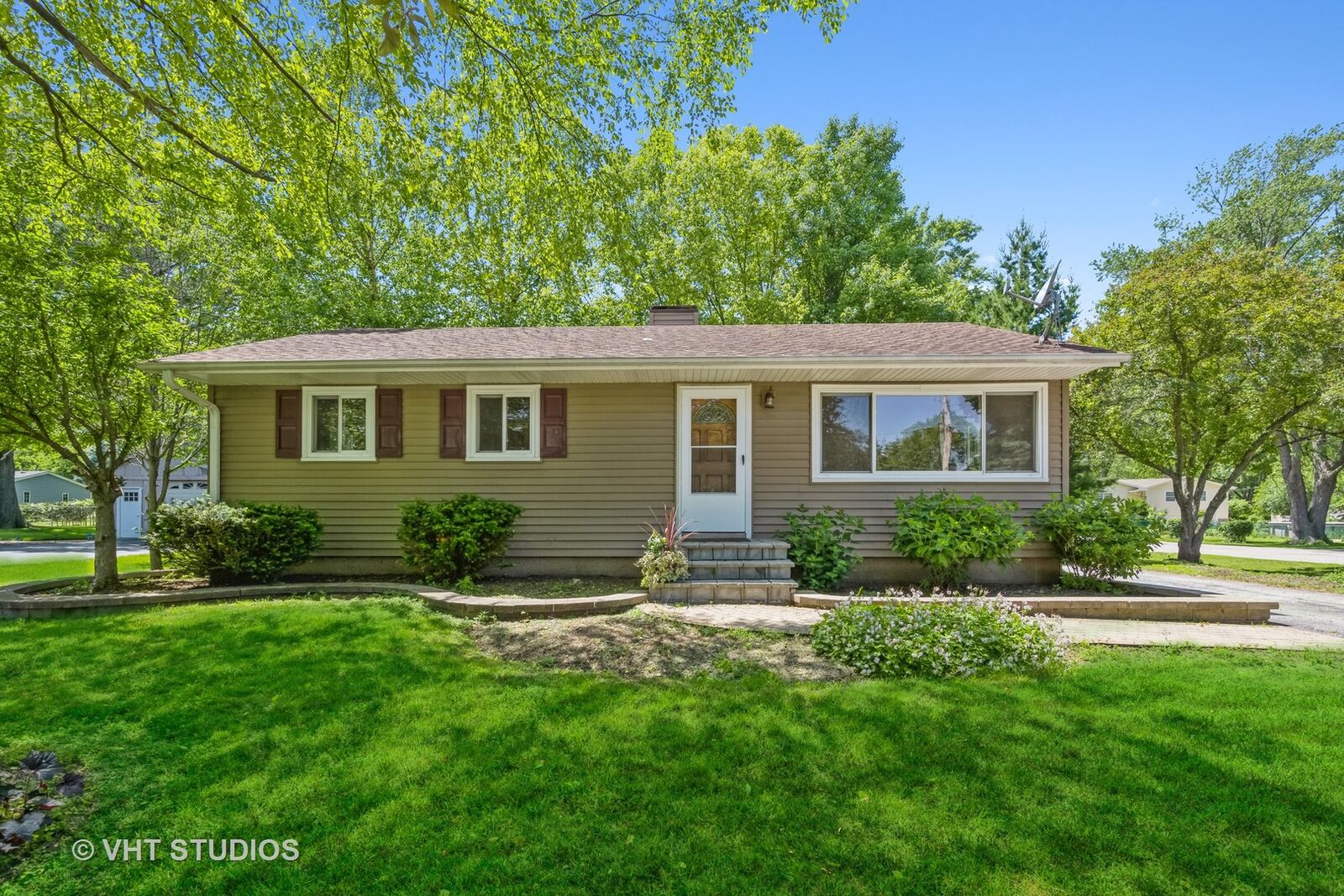 Property Photo:  1333 Surrey Road  IL 60510 