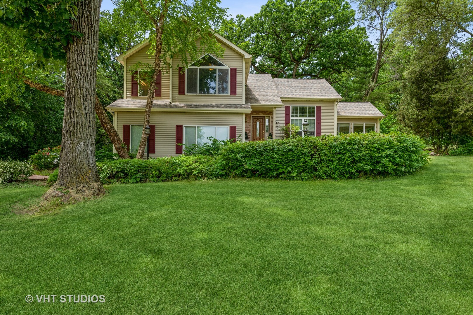 Property Photo: 624 Tulip Circle IL 60042