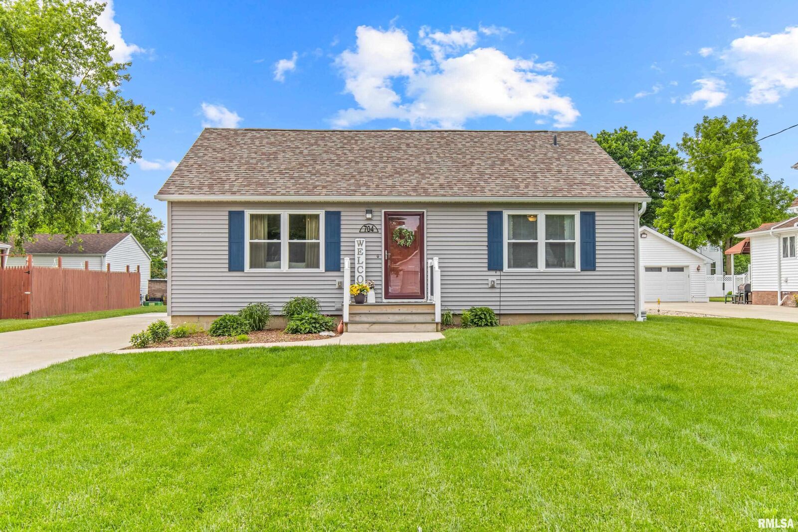 Property Photo:  704 W High  IL 61529