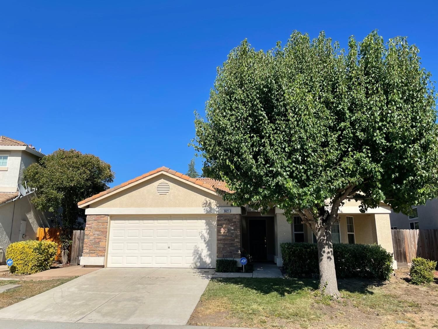 Property Photo: 9821 Baranello Way CA 95757