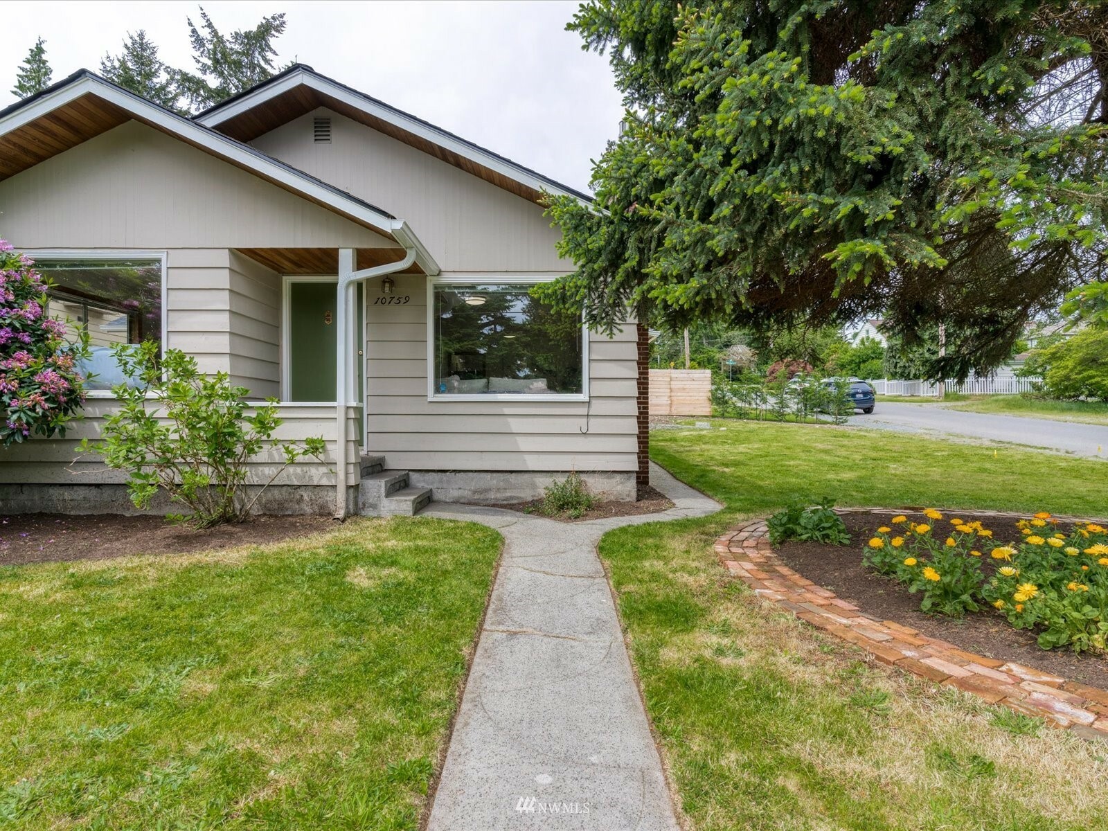 Property Photo:  10759 Linden Avenue N  WA 98133 