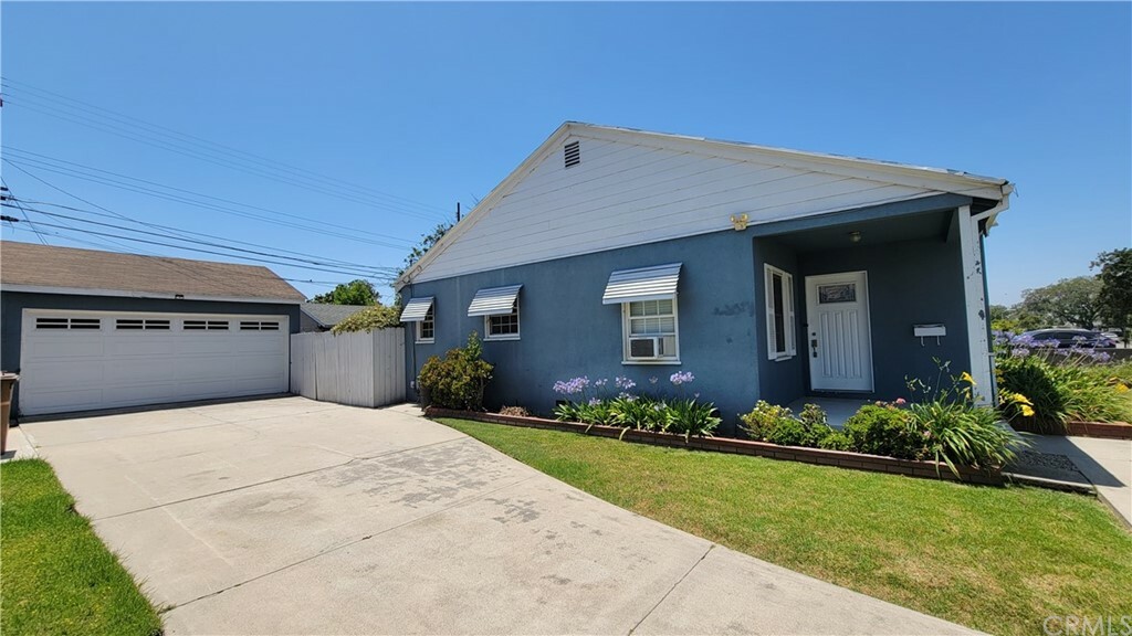 Property Photo:  1852 W Oak Avenue  CA 92833 