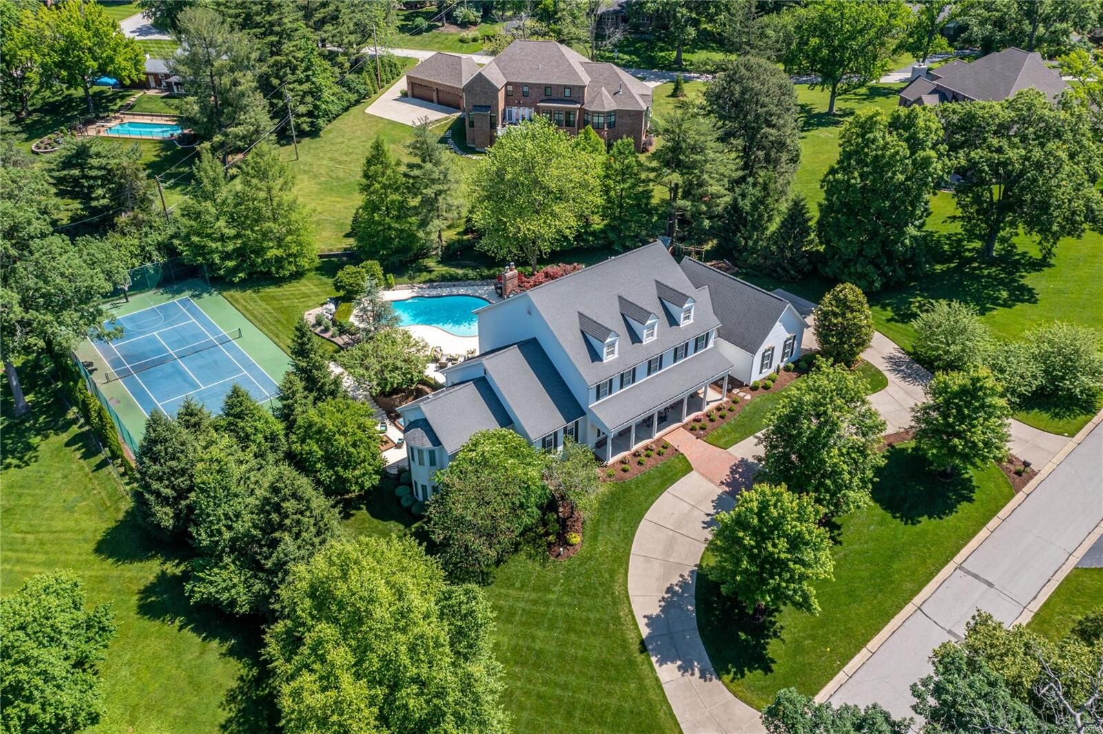 Property Photo:  26 Williamsburg Estates Drive  MO 63131 