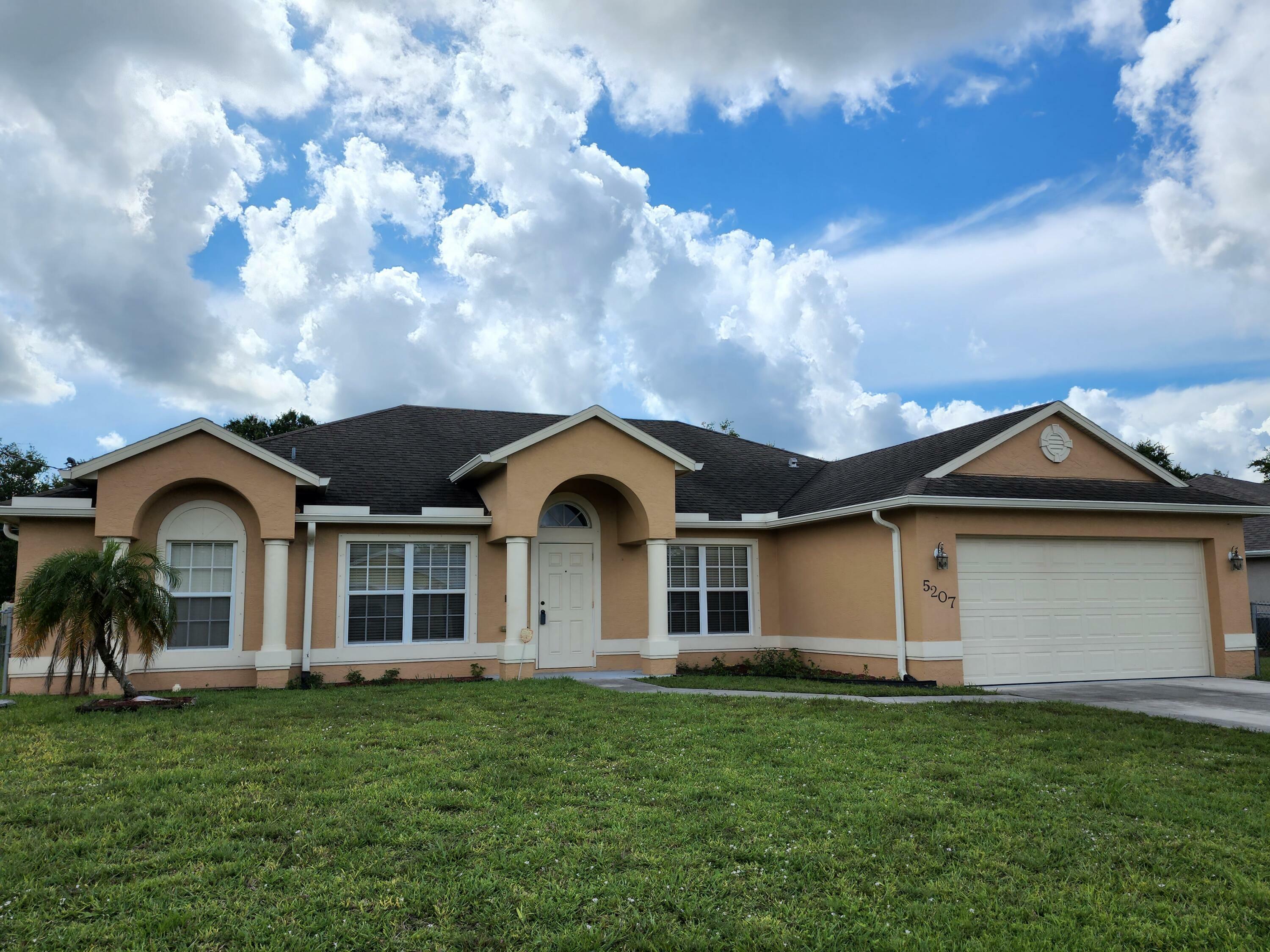 Property Photo:  5207 W Piper Circle  FL 34986 