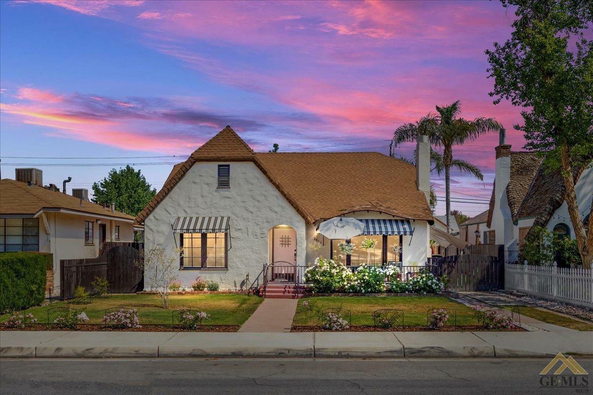 Property Photo:  2900 Sunset Avenue  CA 93304 