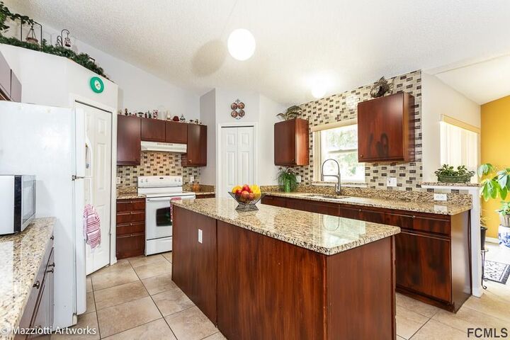 Property Photo:  5 Buffalo Bill Drive  FL 32137 