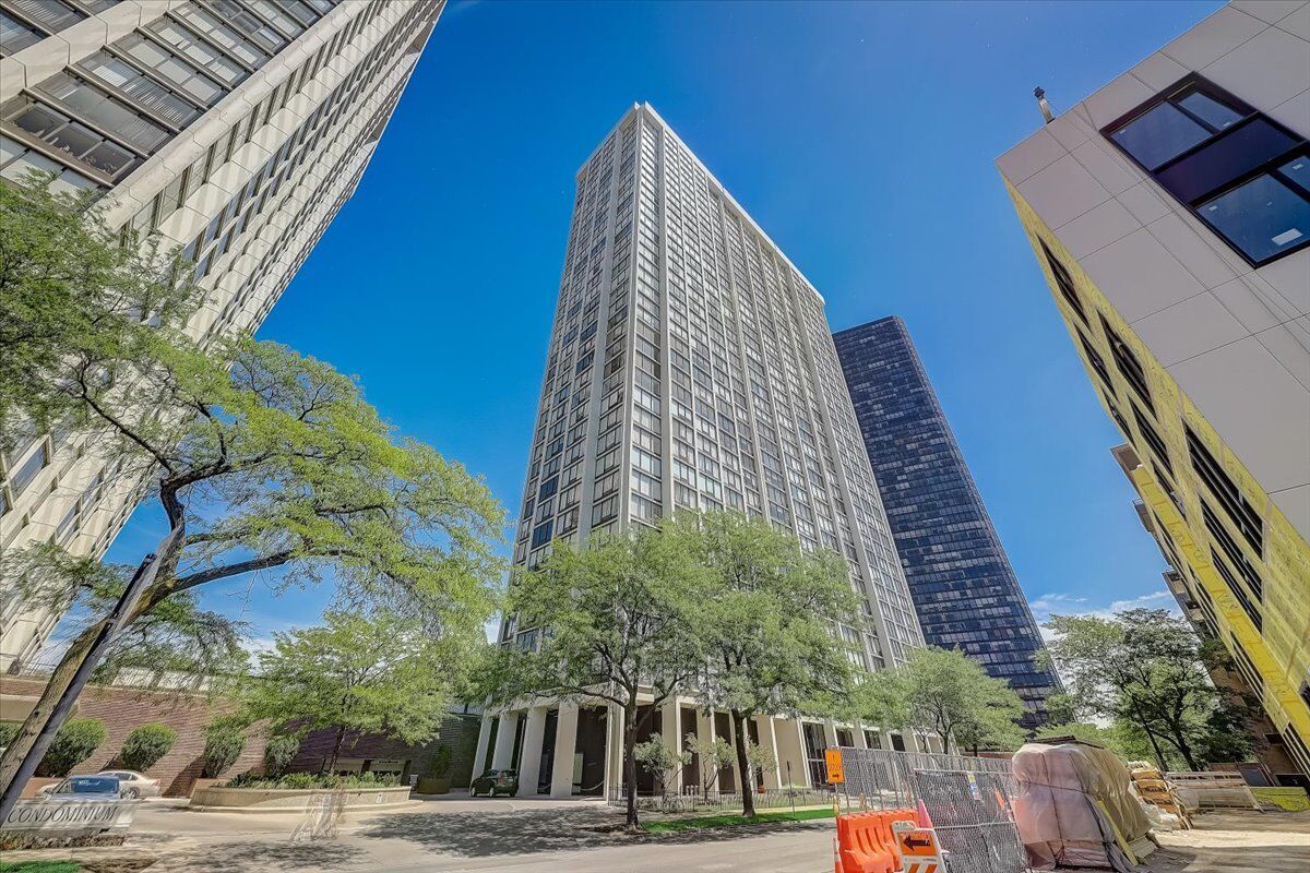 Property Photo:  5445 N Sheridan Road 3208  IL 60640 